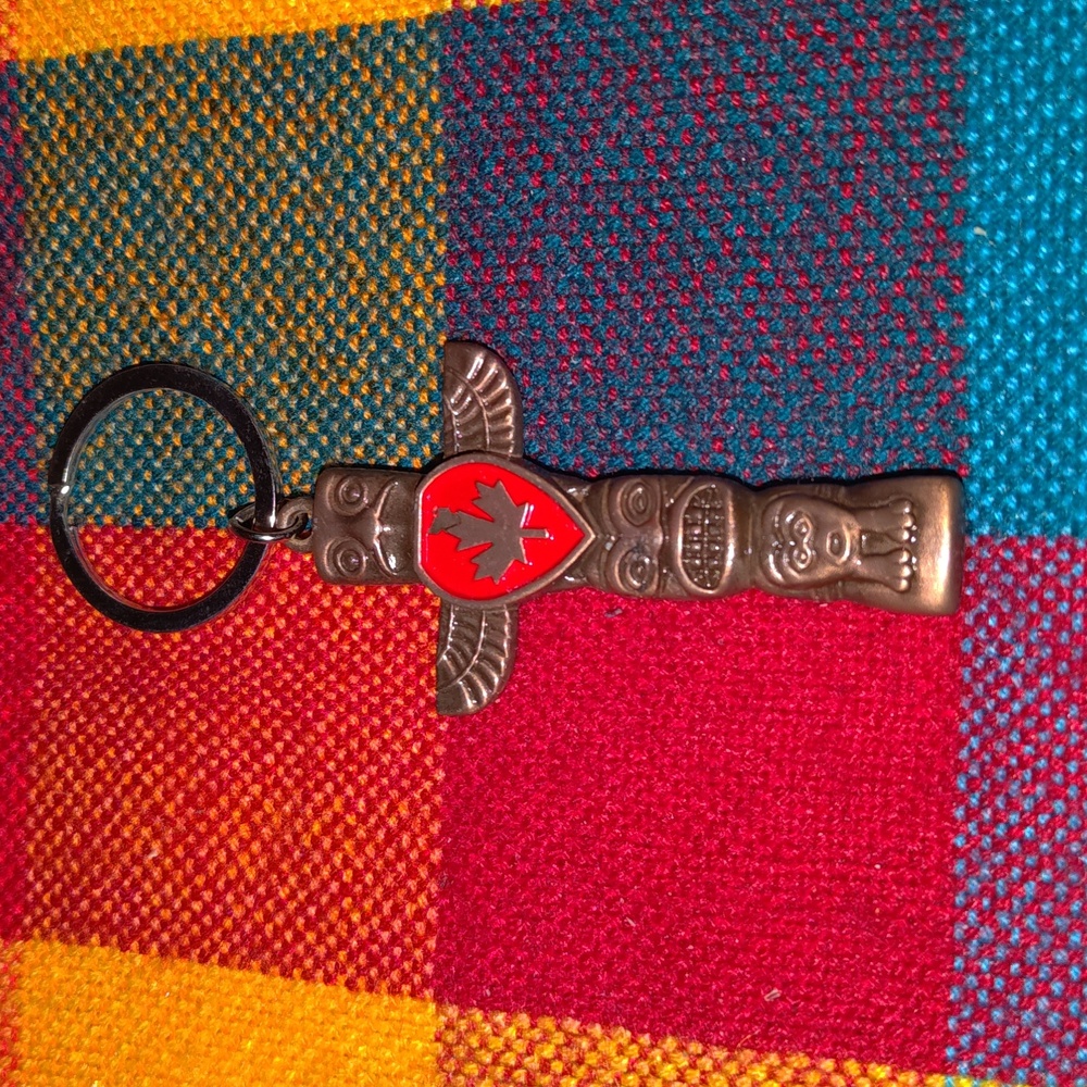 Canada 🍁 Native American Totem Bronze Colored Metal Travel Souvenir Key Holder